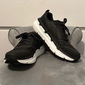 Skechers Women’s 7.5 Max Cushion Black